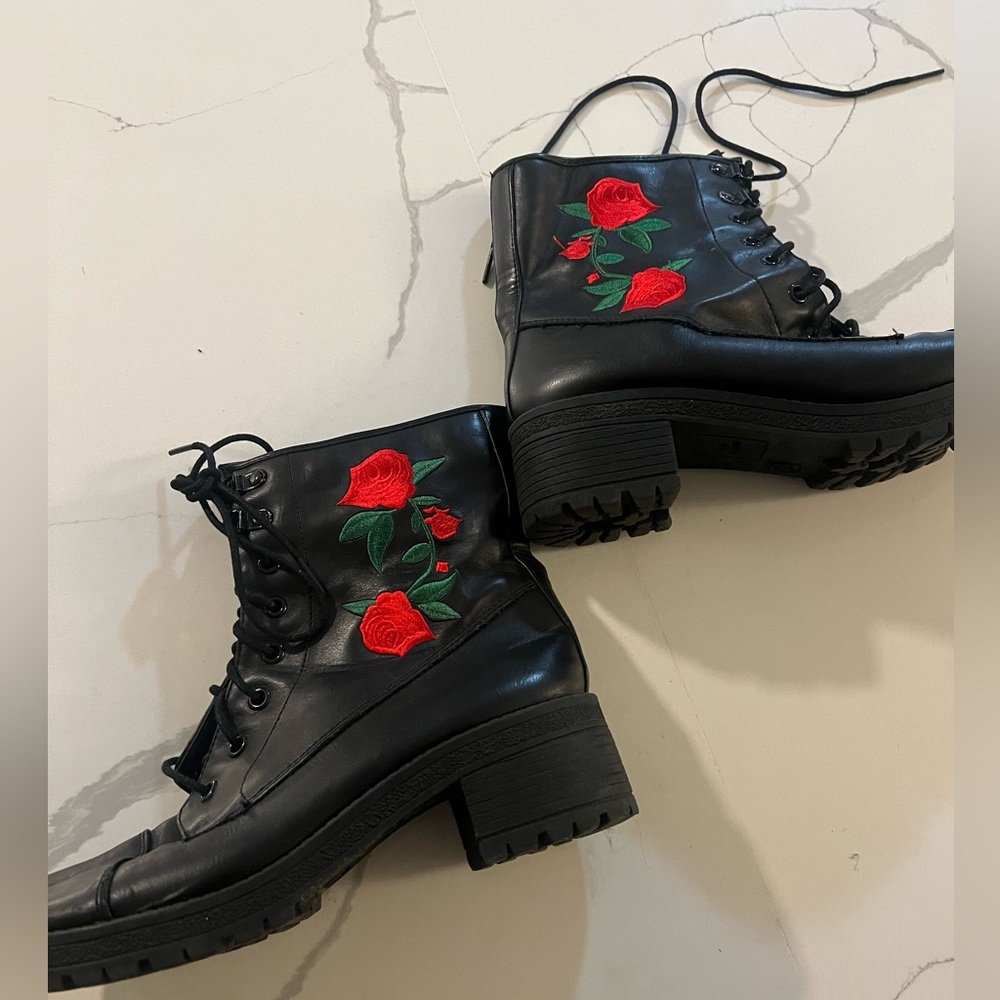 Steve Madden boots! Bought on here, got wrong size. Super cute and comfortable!